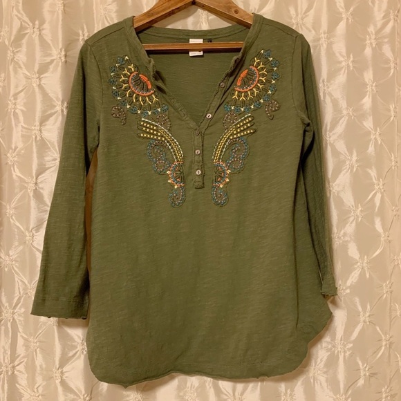 Anthropologie Moss Green Akemi & Kin Embroidered Henley Shirt Size Small EUC - Picture 3 of 11